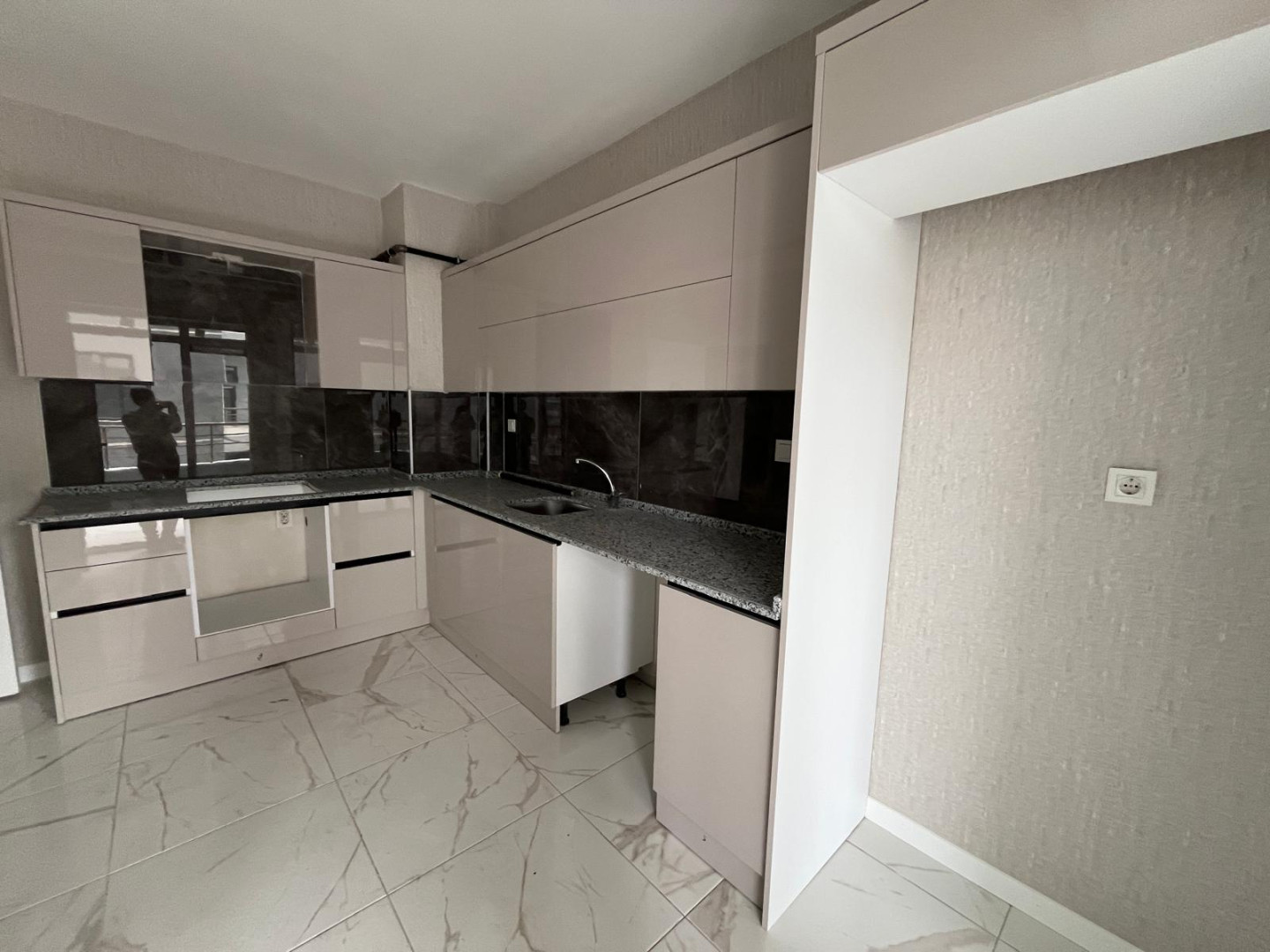 KOSOVA DA SIFIR BALKON TEZGAHLI 3+1 DAİRE